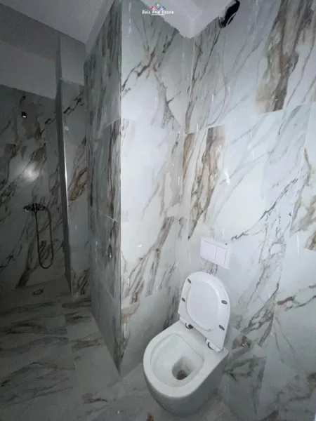 Tirane, jap me qera zyre Kati 1, 145 m² 1.500 € (mine peza)