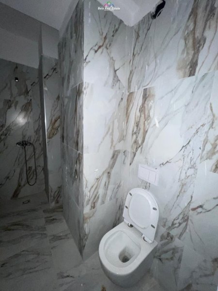 Tirane, jap me qera zyre Kati 1, 145 m² 1.500 € (mine peza)