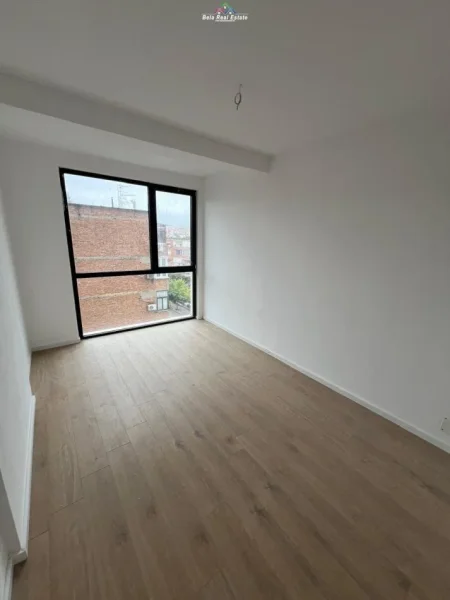 Tirane, jap me qera zyre Kati 1, 145 m² 1.500 € (mine peza)