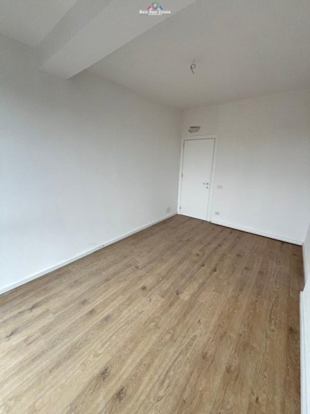 Tirane, jap me qera zyre Kati 1, 145 m² 1.500 € (mine peza)