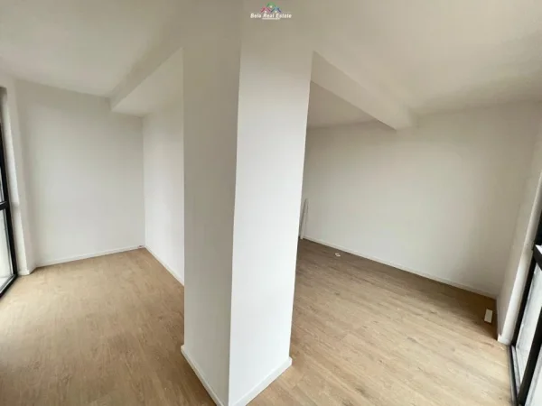 Tirane, jap me qera zyre Kati 1, 145 m² 1.500 € (mine peza)