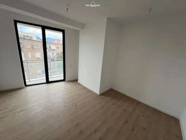 Tirane, jap me qera zyre Kati 1, 145 m² 1.500 € (mine peza)