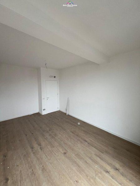 Tirane, jap me qera zyre Kati 1, 145 m² 1.500 € (mine peza)
