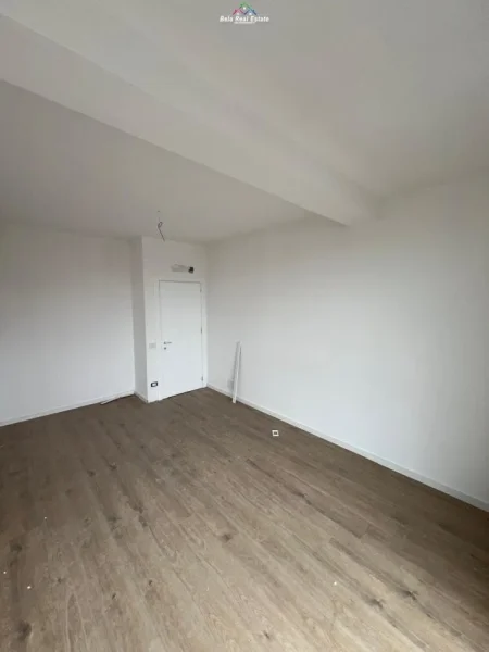 Tirane, jap me qera zyre Kati 1, 145 m² 1.500 € (mine peza)
