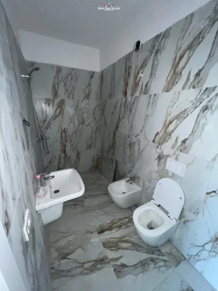 Tirane, jap me qera zyre Kati 1, 145 m² 1.500 € (mine peza)