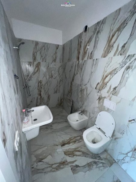 Tirane, jap me qera zyre Kati 1, 145 m² 1.500 € (mine peza)