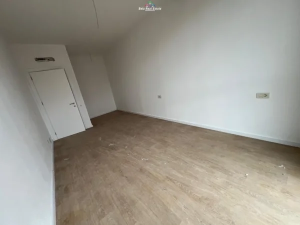Tirane, jepet me qera zyre Kati 3, 70 m² 600 € (mine peza)