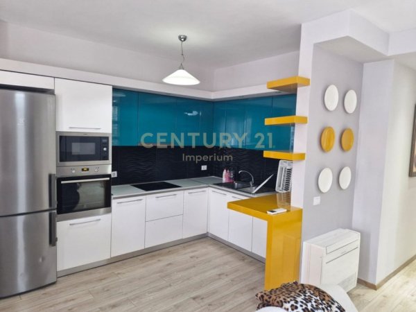 Tirane, jap me qera apartament 3+1 Kati 8, 155 m² 500 € (Yzberish)