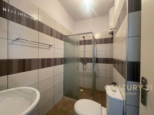 Tirane, jap me qera apartament 1+1 Kati 7, 450 € (Ish Fusha Aviacionit)