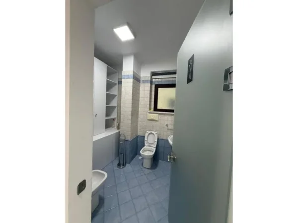 Tirane, jepet me qera ambjent biznesi Kati 8, 138 m² 2.000 € (QENDER , Torre Drini)