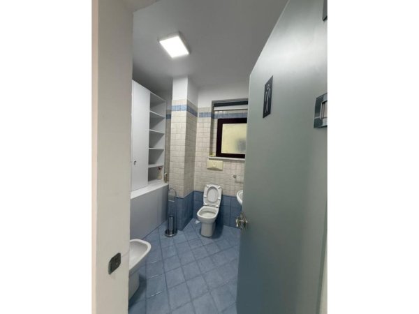 Tirane, jepet me qera ambjent biznesi Kati 8, 138 m² 2.000 € (QENDER , Torre Drini)