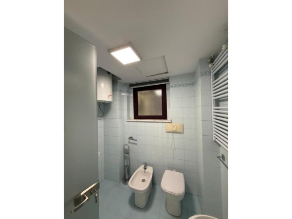 Tirane, jepet me qera ambjent biznesi Kati 8, 138 m² 2.000 € (QENDER , Torre Drini)