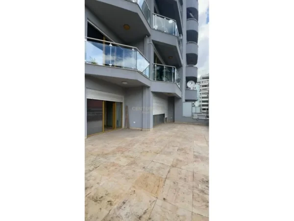 Tirane, jepet me qera zyre Kati 3, 217 m² 3.000 € (Ish Bllok)