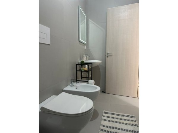 Tirane, jap me qera apartament 1+1 Kati 8, 65 m² 650 € (Unaza e re)