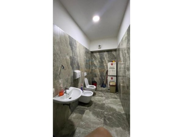 Tirane, jepet me qera ambjent biznesi , 400 m² 4.000 € 