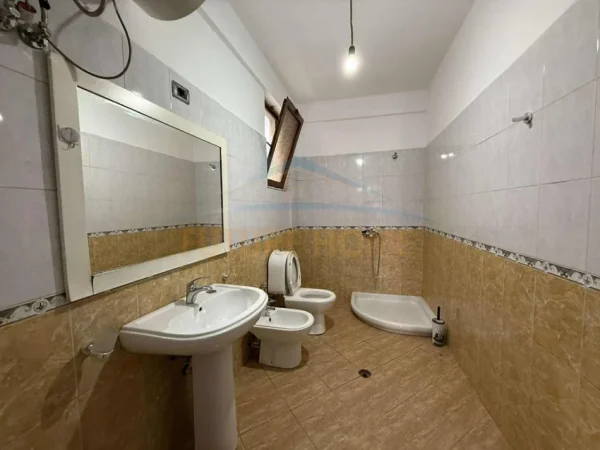 Tirane, jepet me qera apartament 2+1 Kati 1, 123 m² 450 € (Bulevardi i Ri , Rruga Reshit Maloku)