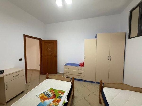 Tirane, jepet me qera apartament 2+1+Ballkon Kati 1, 100 m² 450 € (Sauk i Ri)