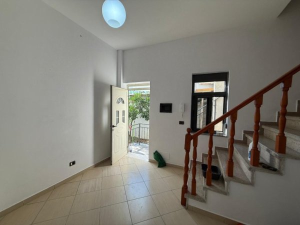 Tirane, jepet me qera apartament 2+1+Ballkon Kati 1, 100 m² 450 € (Sauk i Ri)