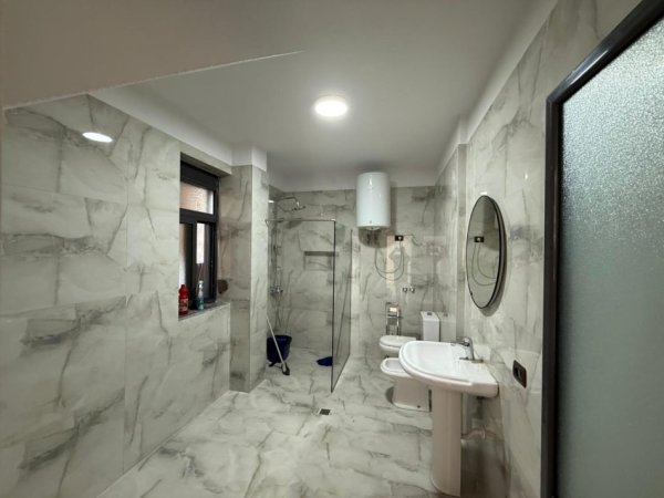 Tirane, jepet me qera apartament 2+1+Ballkon Kati 1, 100 m² 450 € (Sauk i Ri)