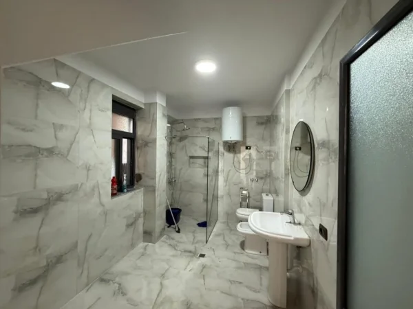 Tirane, jepet me qera apartament 2+1+Ballkon Kati 1, 100 m² 450 € (Sauk i Ri)