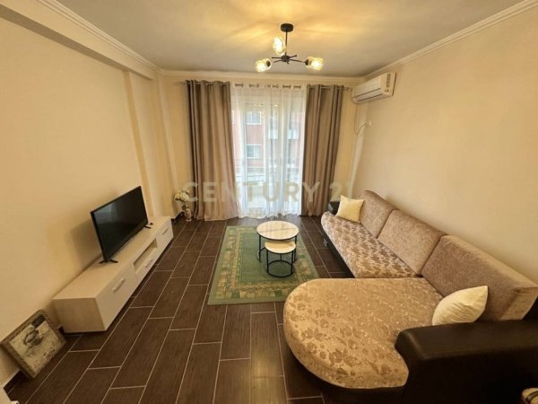 Tirane, jap me qera apartament 2+1 Kati 5, 118 m² 500 € (Pallatet Cabej)