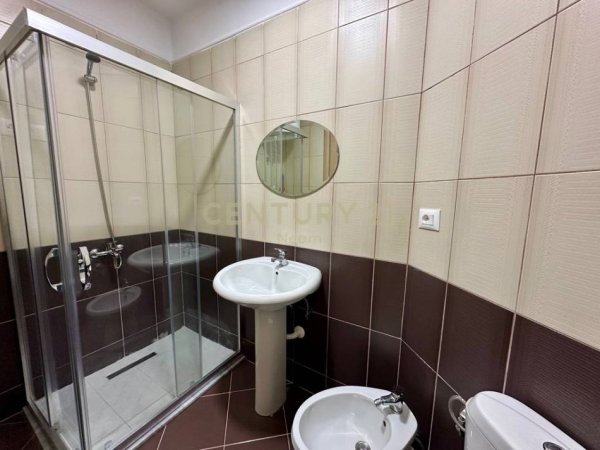 Tirane, jap me qera apartament 2+1 Kati 5, 118 m² 500 € (Pallatet Cabej)