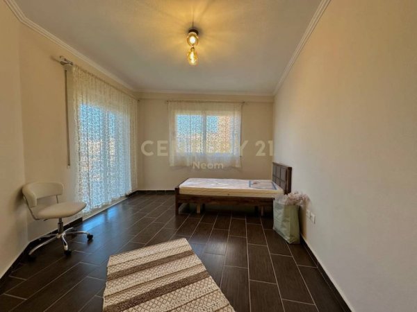 Tirane, jap me qera apartament 2+1 Kati 5, 118 m² 500 € (Pallatet Cabej)