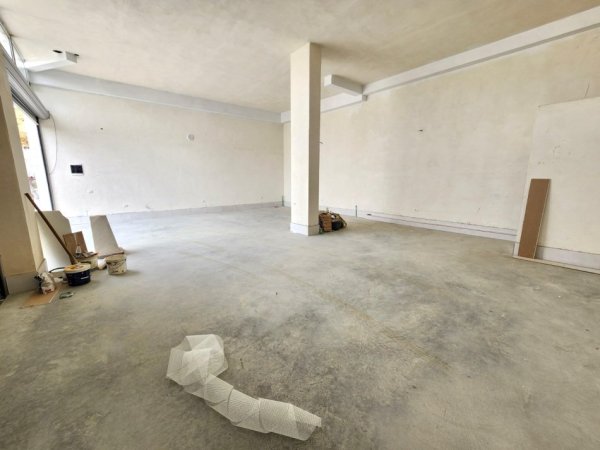 Me Qira :  *1Ambient Pune+ 1 Tualet & 2 Parkim e ( 📍Në Fresk - Ngjitur me Motel Gaxherrin ) Cmimi: 680€/Muaj