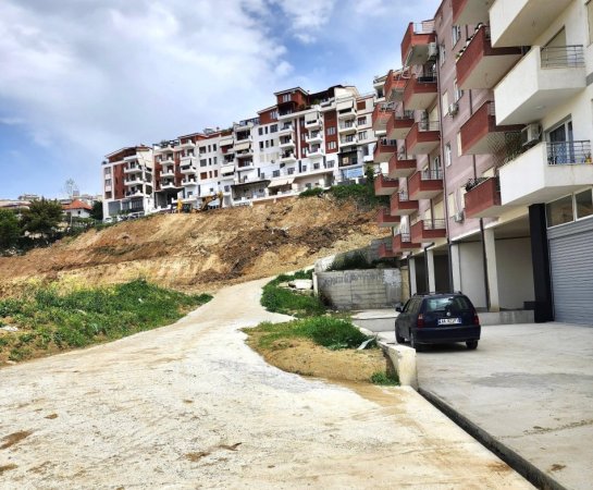 Me Qira :  *1Ambient Pune+ 1 Tualet & 2 Parkim e ( 📍Në Fresk - Ngjitur me Motel Gaxherrin ) Cmimi: 680€/Muaj