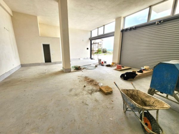 Me Qira :  *1Ambient Pune+ 1 Tualet & 2 Parkim e ( 📍Në Fresk - Ngjitur me Motel Gaxherrin ) Cmimi: 680€/Muaj
