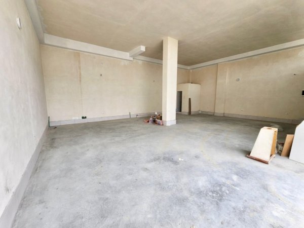 Me Qira :  *1Ambient Pune+ 1 Tualet & 2 Parkim e ( 📍Në Fresk - Ngjitur me Motel Gaxherrin ) Cmimi: 680€/Muaj