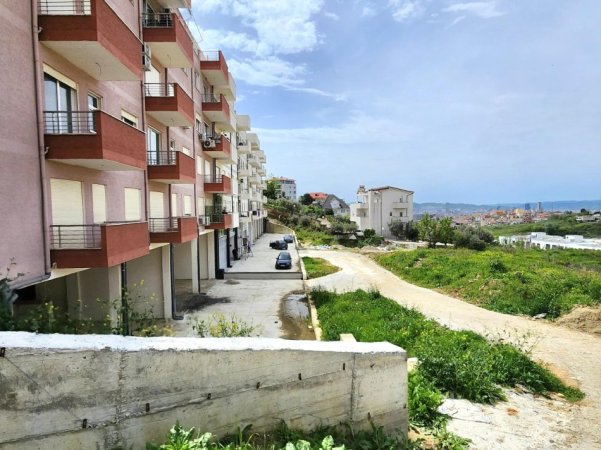 Me Qira :  *1Ambient Pune+ 1 Tualet & 2 Parkim e ( 📍Në Fresk - Ngjitur me Motel Gaxherrin ) Cmimi: 680€/Muaj