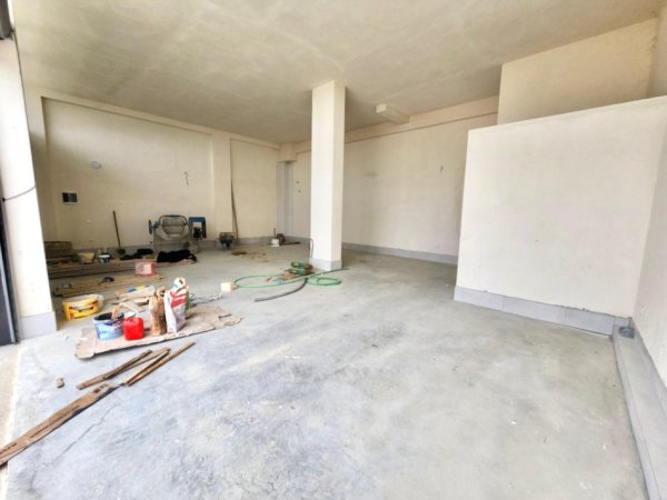 Me Qira :  *1Ambient Pune+ 1 Tualet & 2 Parkim e ( 📍Në Fresk - Ngjitur me Motel Gaxherrin ) Cmimi: 680€/Muaj