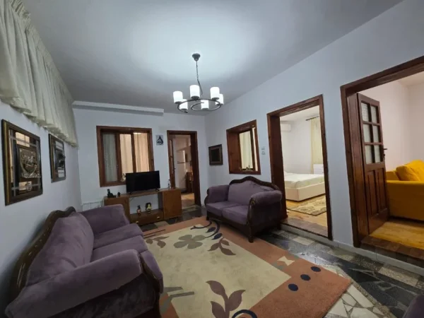 Tirane, jepet me qera apartament 3+1 Kati 1, 120 m² 480 € (Varri Bamit Pasticeri Lika)