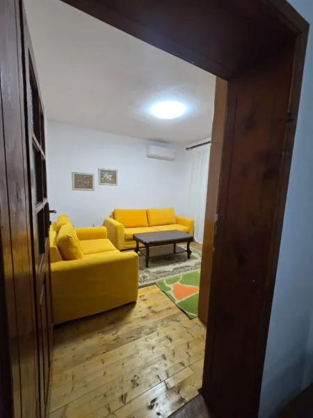 Tirane, jepet me qera apartament 3+1 Kati 1, 120 m² 480 € (Varri Bamit Pasticeri Lika)