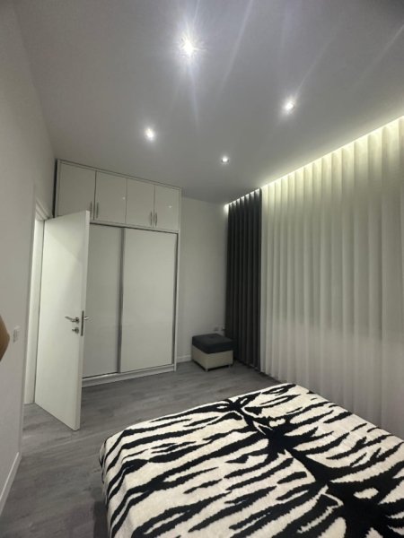 Tirane, jepet me qera apartament 1+1+Ballkon Kati 1, 70 m² 700 € (Pranë Liceut, Rruga Elbasanit,Tiranë)