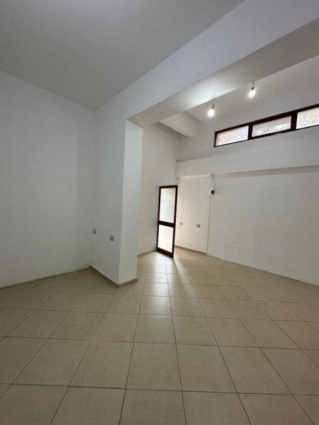 Tirane, jepet me qera magazine Kati 0, 180 m² 900 € (Rruga Shefqet Musaraj)