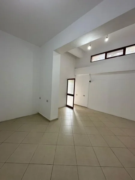 Tirane, jepet me qera magazine Kati 0, 180 m² 900 € (Rruga Shefqet Musaraj)