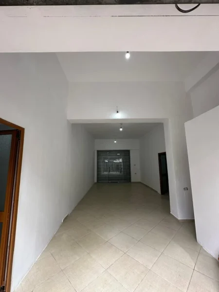 Tirane, jepet me qera magazine Kati 0, 180 m² 900 € (Rruga Shefqet Musaraj)