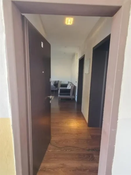 Tirane, jepet me qera apartament 2+1 Kati 4, 85 m² 580 € (pazari ri)