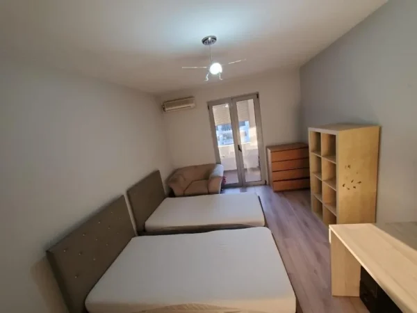 Tirane, jepet me qera apartament 2+1 Kati 4, 85 m² 580 € (pazari ri)