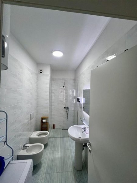 Tirane, jepet me qera apartament 2+1+Ballkon Kati 2, 96 m² 650 € (RESIDENCA AVID PRANE STACIONI I TRENIT)