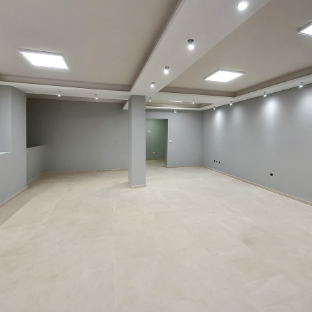 Tirane, jepet me qera ambjent biznesi Kati 0, 94 m² 500 € (Rruga Hoxha Tahsim Prane zyres se punes)