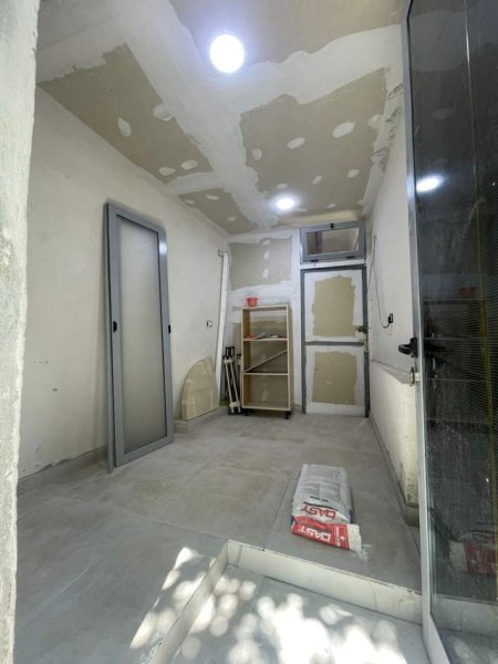 Tirane, jap me qera dhome 1 Katshe Kati 0, 11 m² 20.000 Leke (Rr. Pjeter Budi, Tirane)