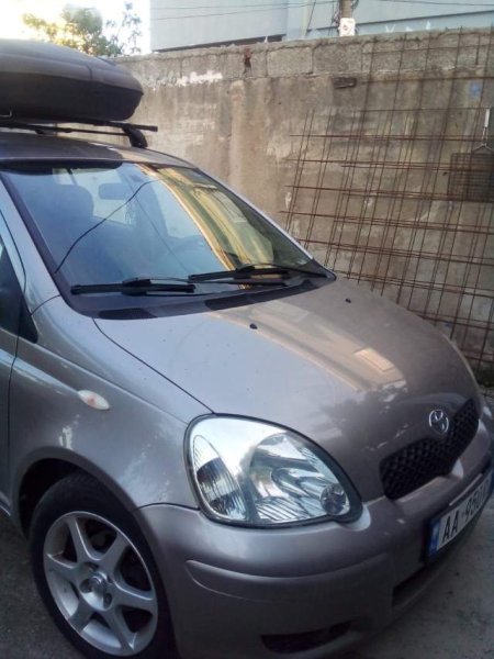 Tirane, shes makine Toyota YARIS Viti 2003, 3.000 Euro