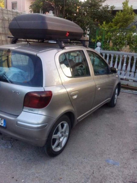 Tirane, shes makine Toyota YARIS Viti 2003, 3.000 Euro