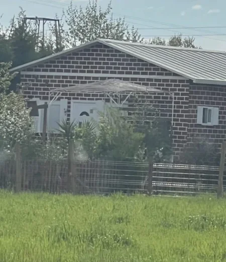 Vile ne plazh, 2+1+verande e madhe oborr me gjelberim dhe peme 100 m², 40 Euro (Gjiri Lalezit, Hamallaj)