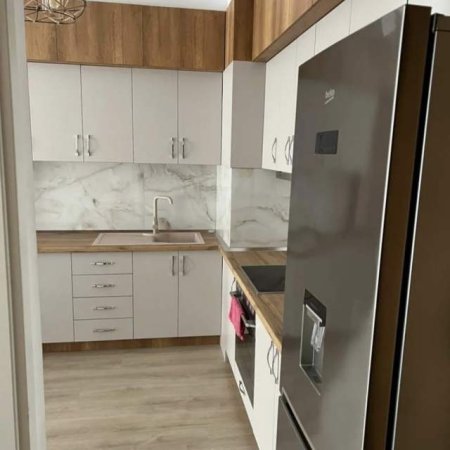 Tirane, jepet me qera apartament 1+1 Kati 4, 350 Euro (Kompleksi Mangalem)