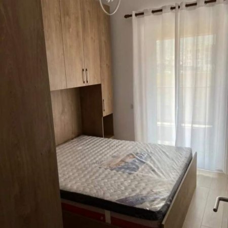 Tirane, jepet me qera apartament 1+1 Kati 4, 350 Euro (Kompleksi Mangalem)