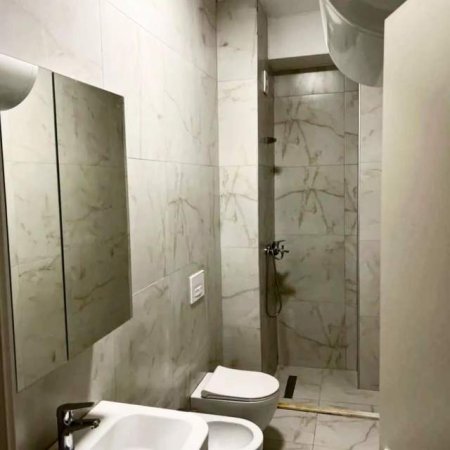 Tirane, jepet me qera apartament 1+1 Kati 4, 350 Euro (Kompleksi Mangalem)